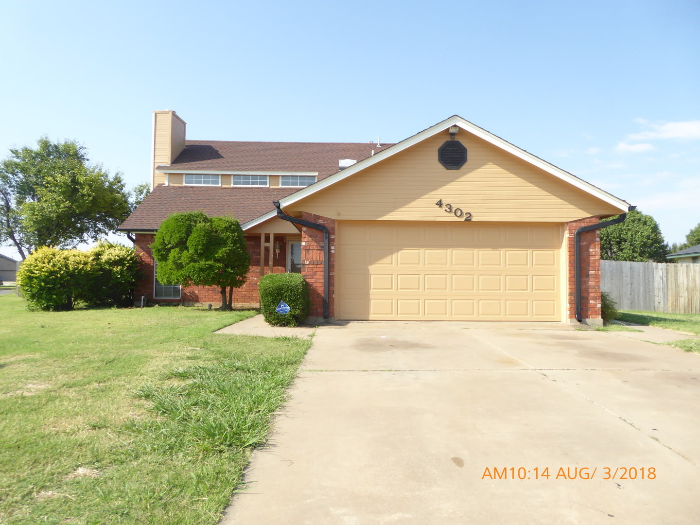 Spacious 2 story house on large corner lot – photo 1