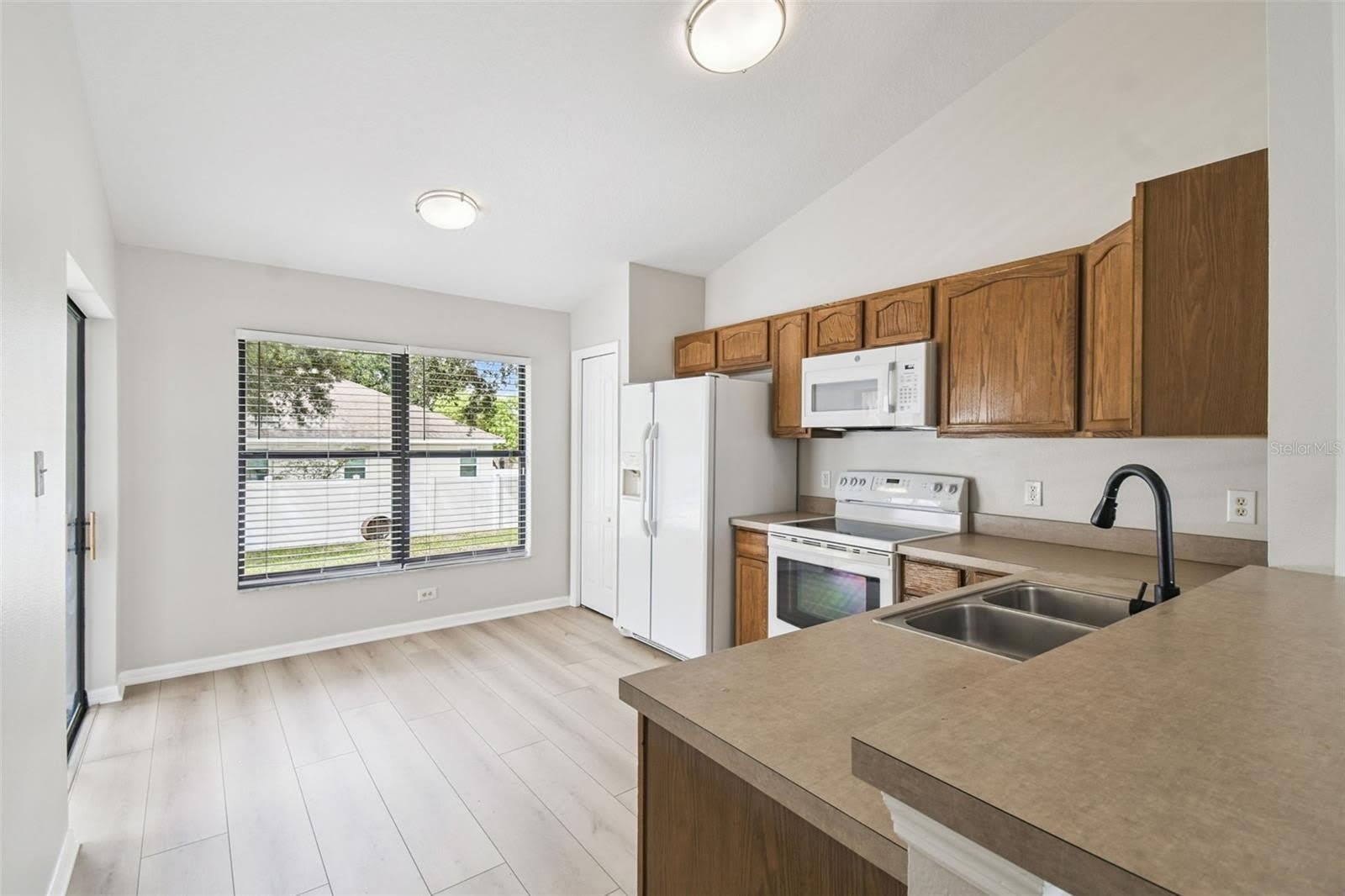 209 GOLDIE Street – photo 5