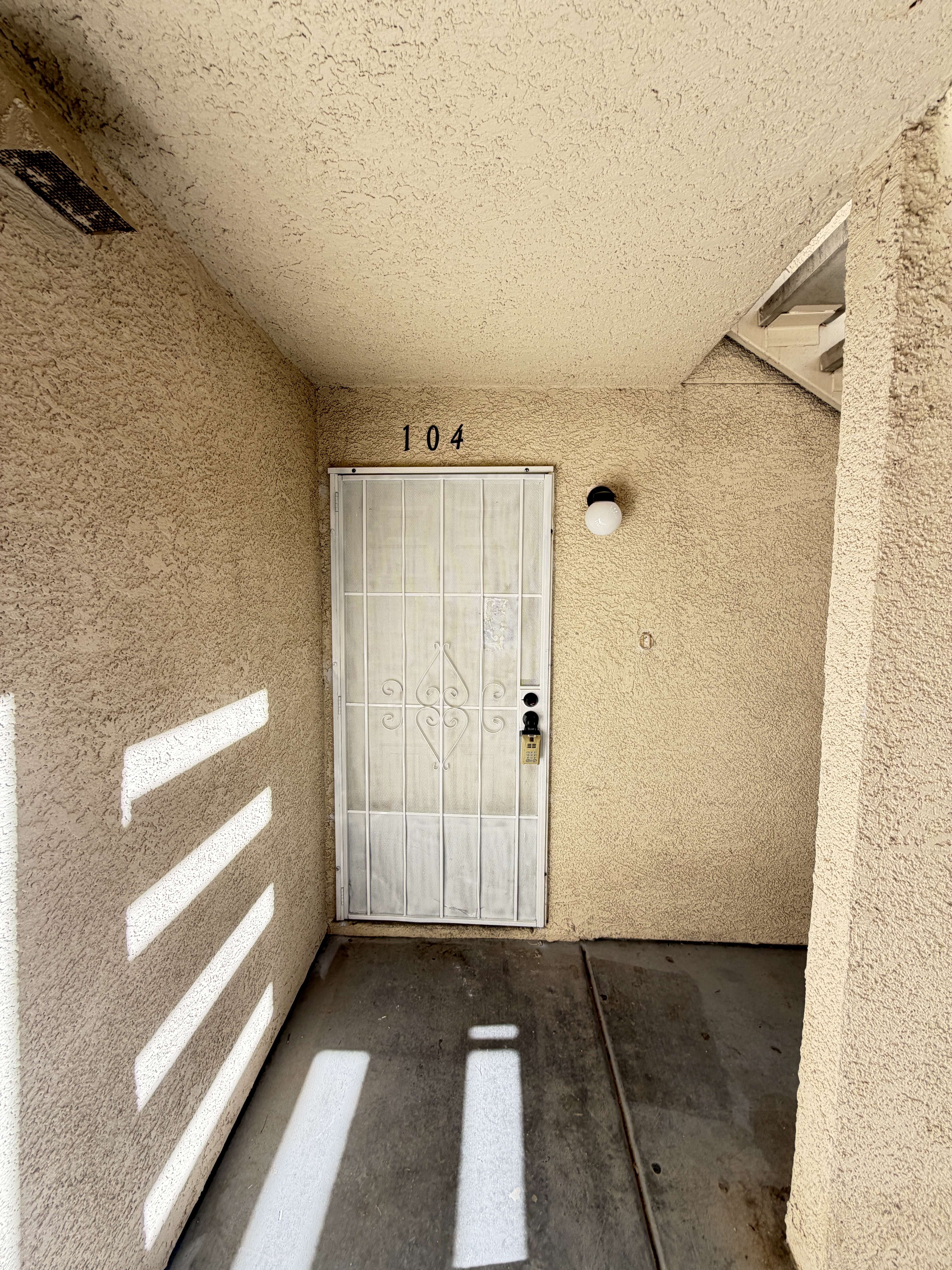 960 N Sloan Ln Apt 104 – photo 2