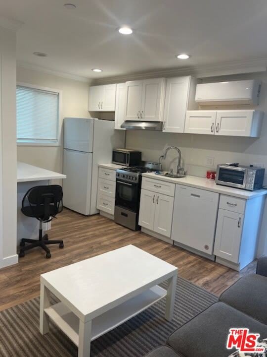 15524 Sylvan St – photo 3