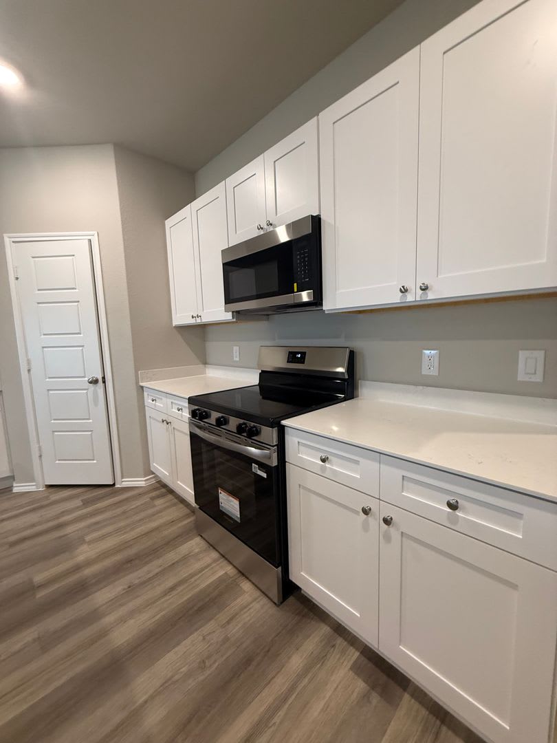 4/2/2 Elegant New‑Construction Home with Designer Finishes in Granbury – photo 4