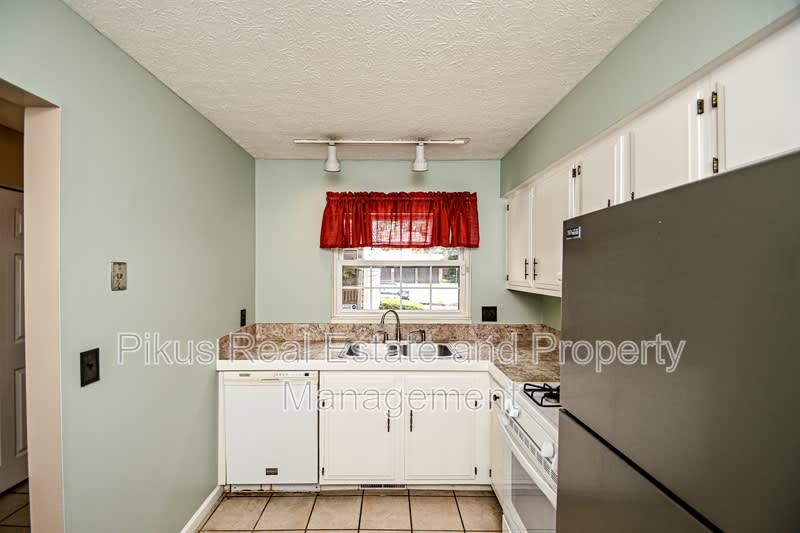 7819 Hills & Dales Road NW – photo 2