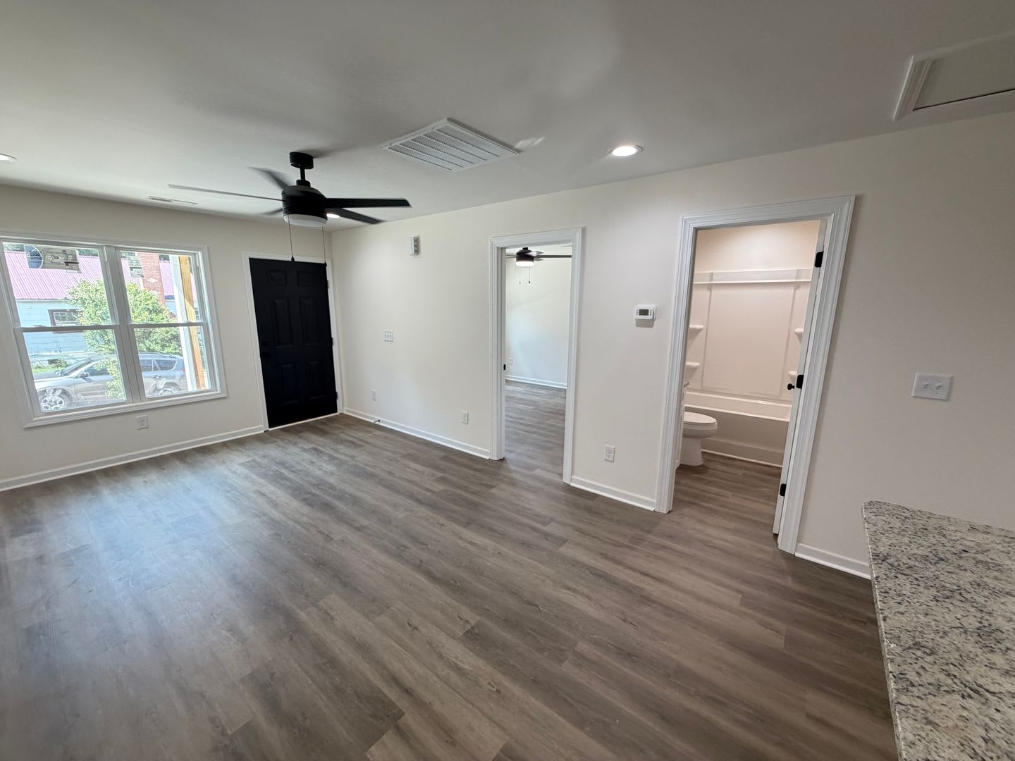 New Construction 2026 2bd/2ba Triplex in convenient location. – photo 4