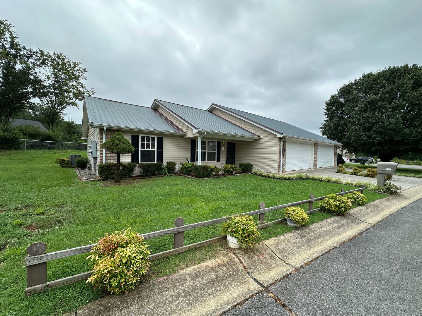 Peaceful Single-Level Living in a Charming Kodak Neighborhood – photo 1