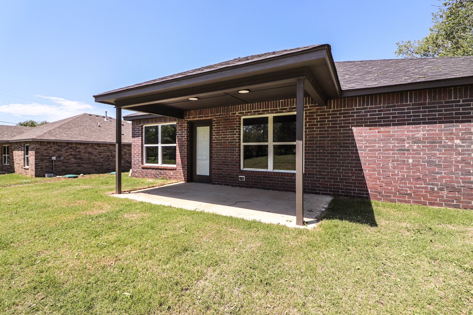 Beautiful new construction with nice amenities with a country feel. – photo 5