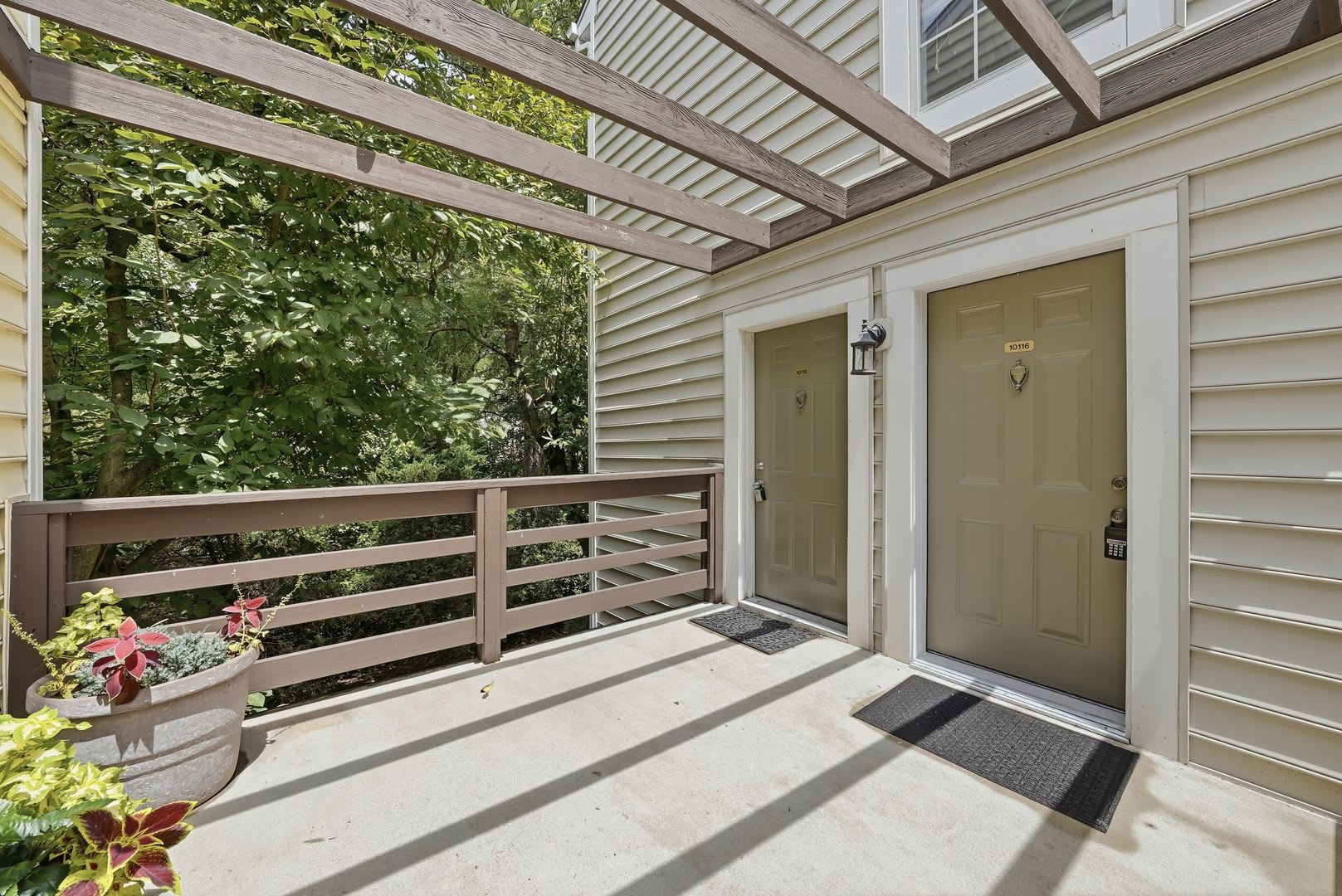 Large upper-level condo – photo 4