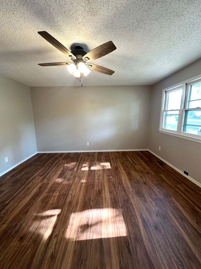 3 Bedroom Home with Garage and Spacious Fenced Yard! – photo 5
