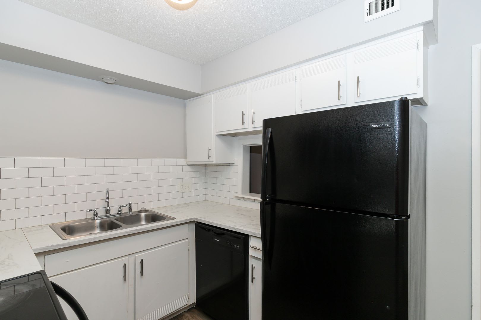 2 Bed 1.5 Bath Apartment in North Kansas City – photo 3