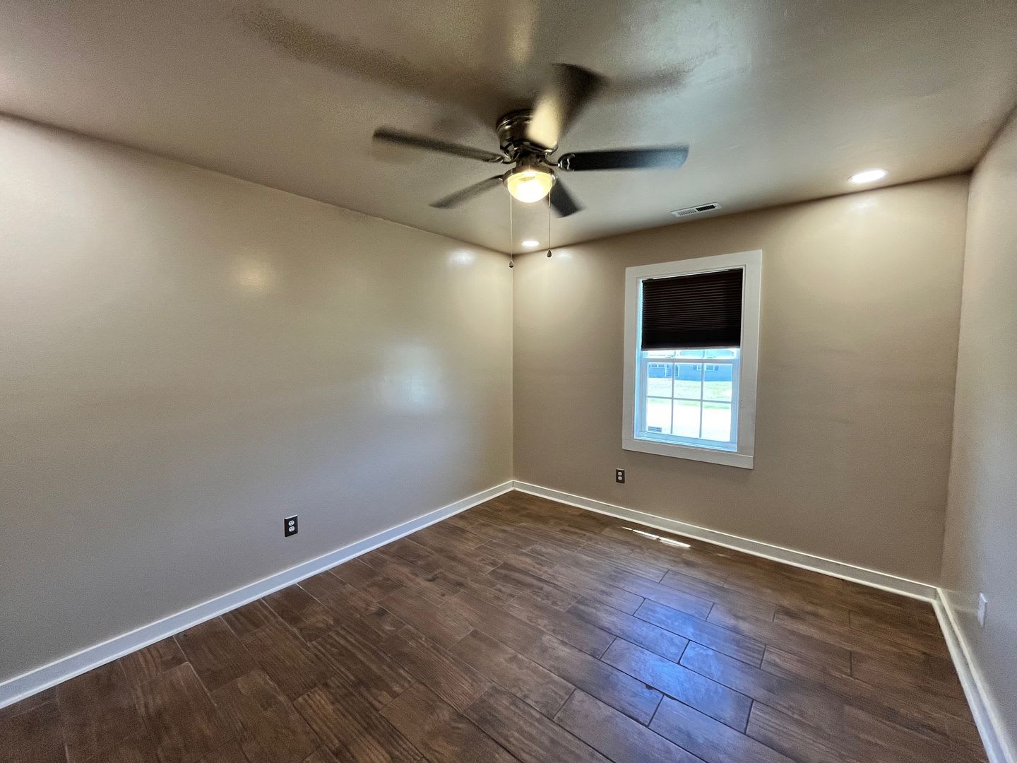 Great home avail in Hubert! Mini split AC in garage perfect for personal gym! – photo 3