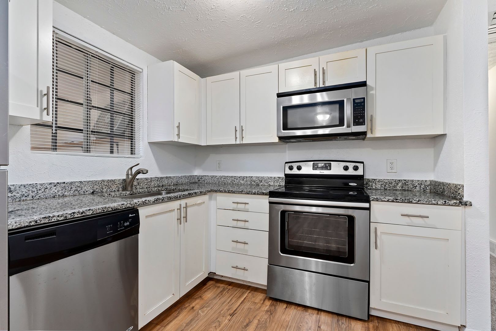 NO LEASING FEE + $300 OFF FIRST MONTH'S RENT! Updated 6 bedroom home is a must see!! – photo 5