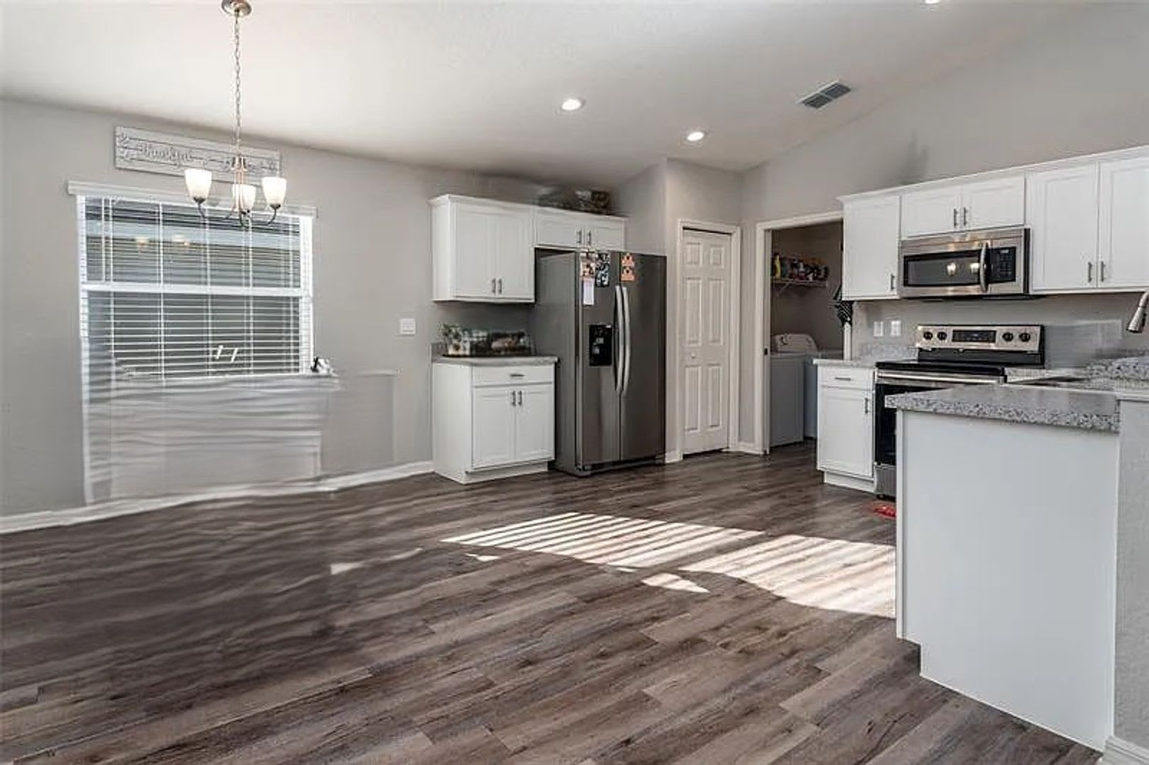 Gorgeous Three Bedroom in Towne Park Estates – photo 4