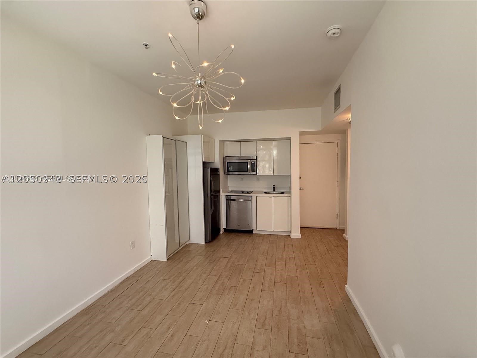 1611 Meridian Ave – photo 2