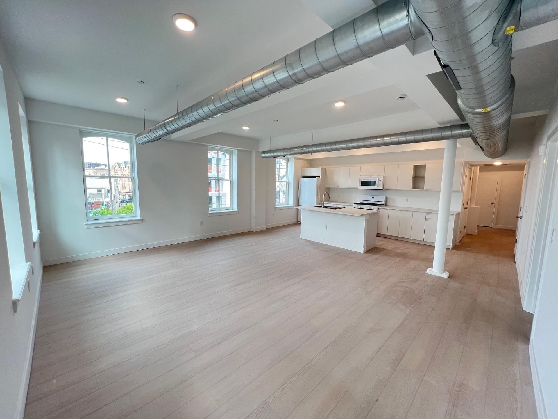 141 CHRISTOPHER COLUMBUS DR – photo 3