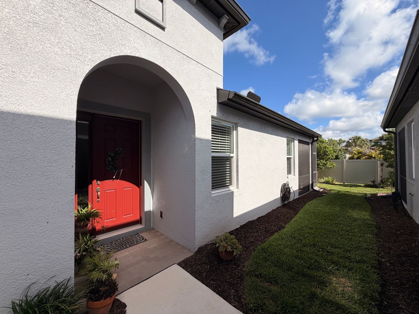 Open And Bright 2 2 Plus A Den With 2 Car Garage – photo 3