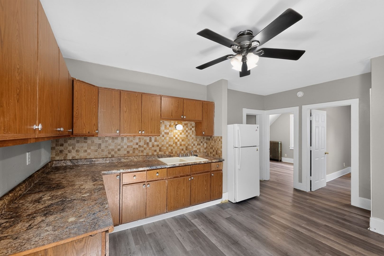 2 Bedroom Upper Unit Across from Rose Park – photo 2