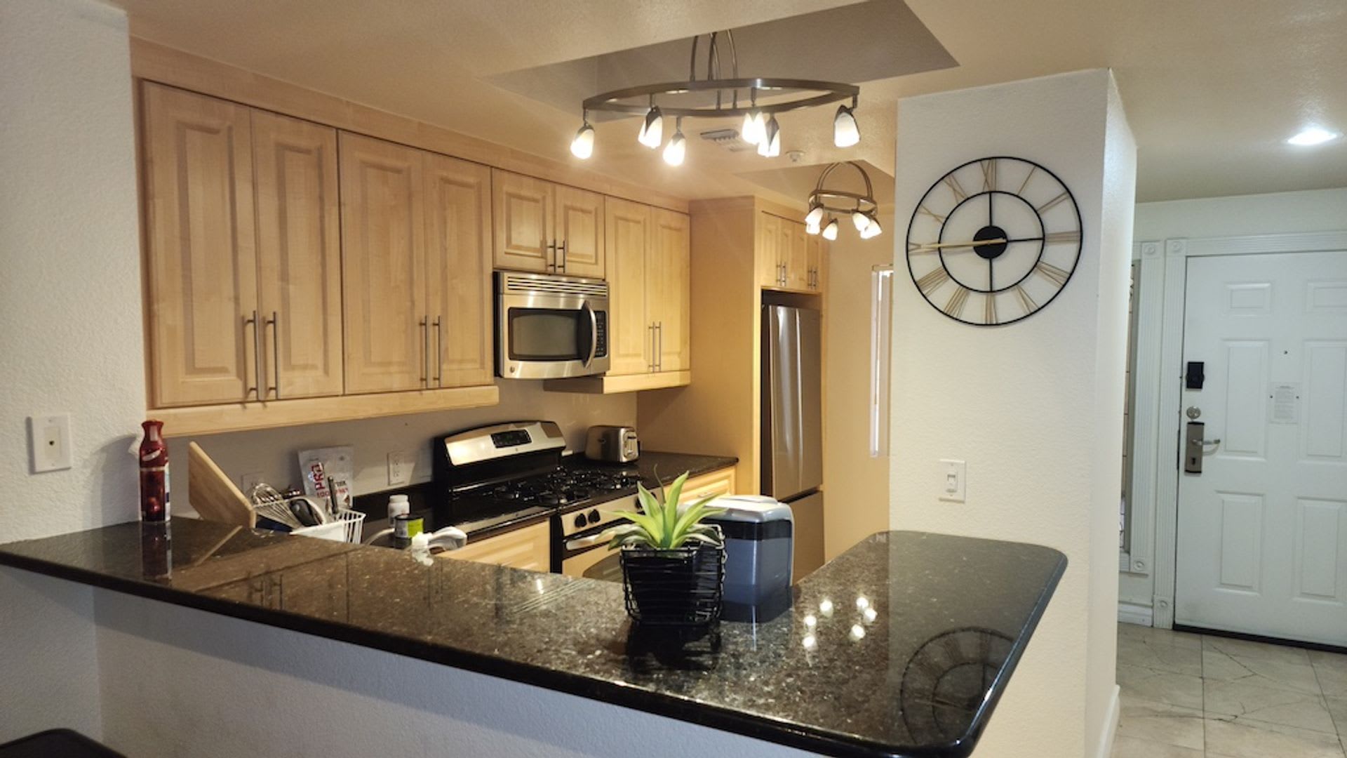 Two Bedroom Condo with Great Amenities! – photo 2