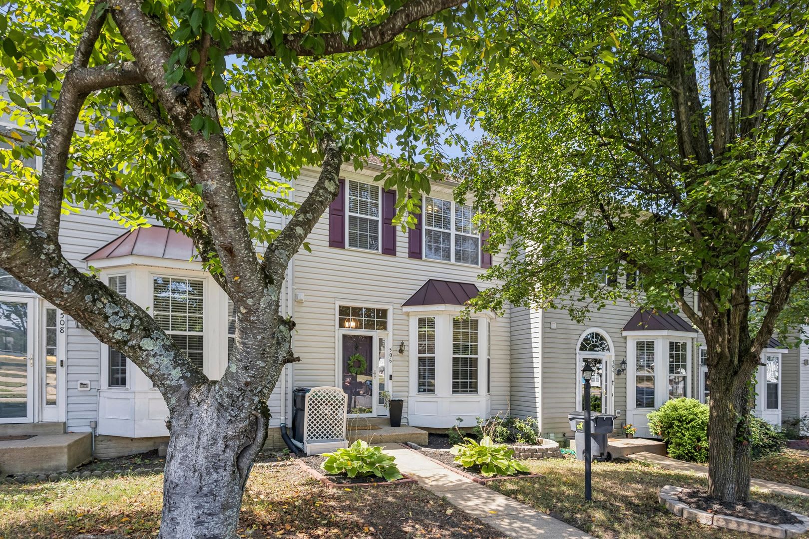 This Spacious 4 Bedroom 3 5 Bath Townhome Has Been Beautifully Refreshed And Is Ready For You To Make It Your Own In A Community Full Of Amenities – photo 3