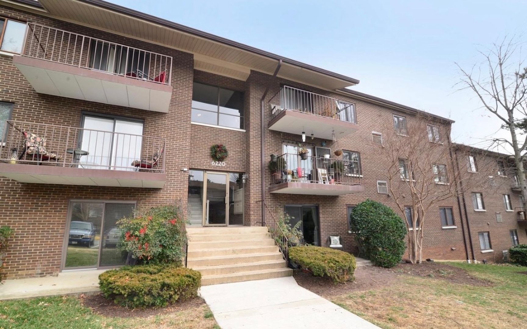 Spacious 1 Br Unit Near Dining and Shopping – photo 1