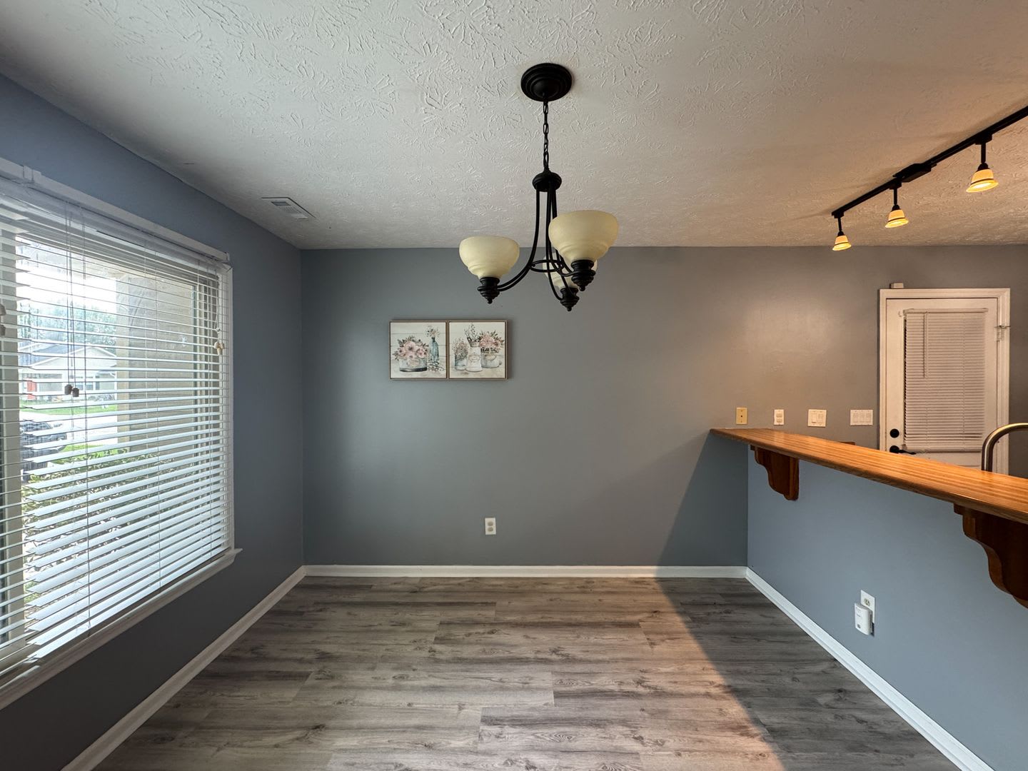 Charming 3 Bed 2 Bath Home with Fenced Yard – photo 5