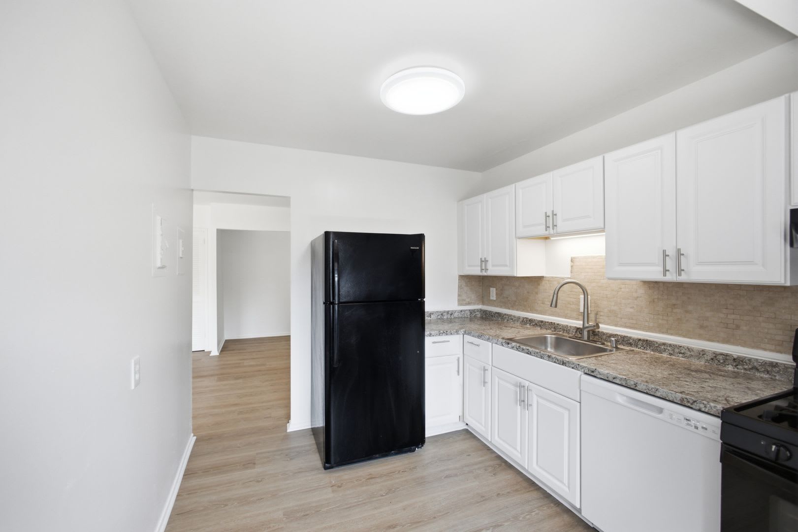 Inviting 1 BR/1 BA Apartment in Montgomery Village! – photo 5