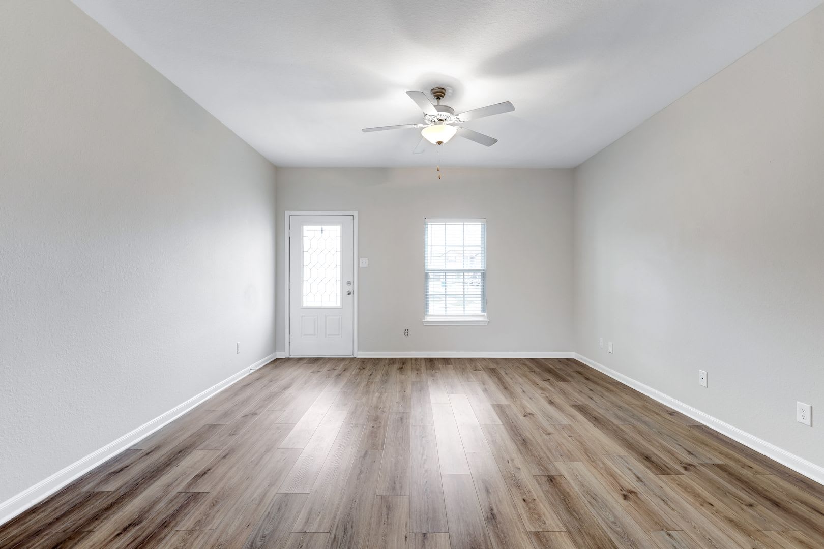 ***MOVE-IN SPECIAL: ONE WEEK FREE***Well-Planned Layout Close to Randolph AFB and 1604 – photo 2