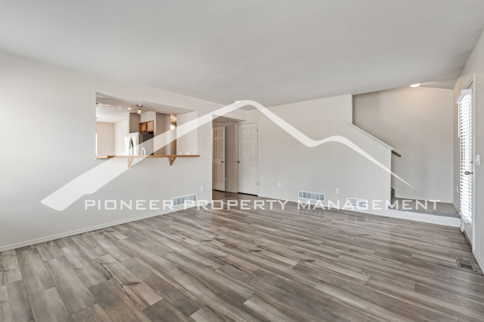 Charming 3 Bedroom Home with Stunning Mountain Views, AC, Oversized 1 Car Garage – photo 3