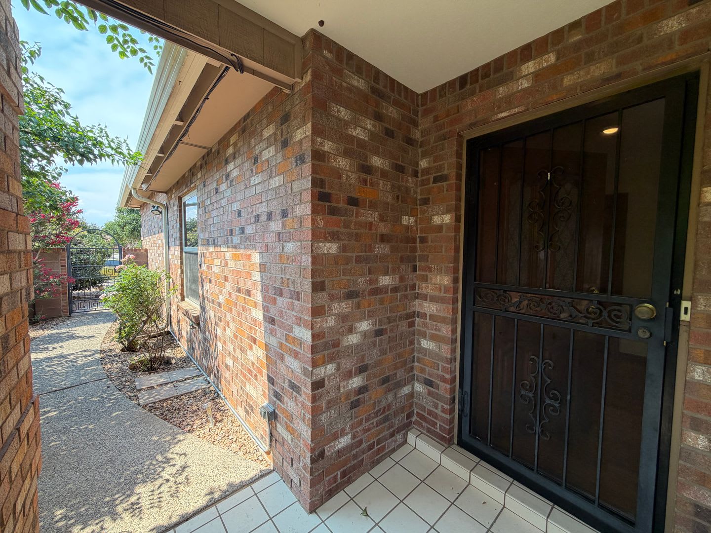 Attractive 3 Bedroom 2 Bathroom Home In The Northeast Heights – photo 3