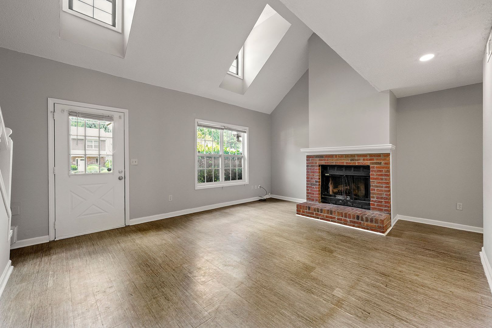 Renovated Modern 2BR Townhome in Prime Kennesaw Location – photo 4