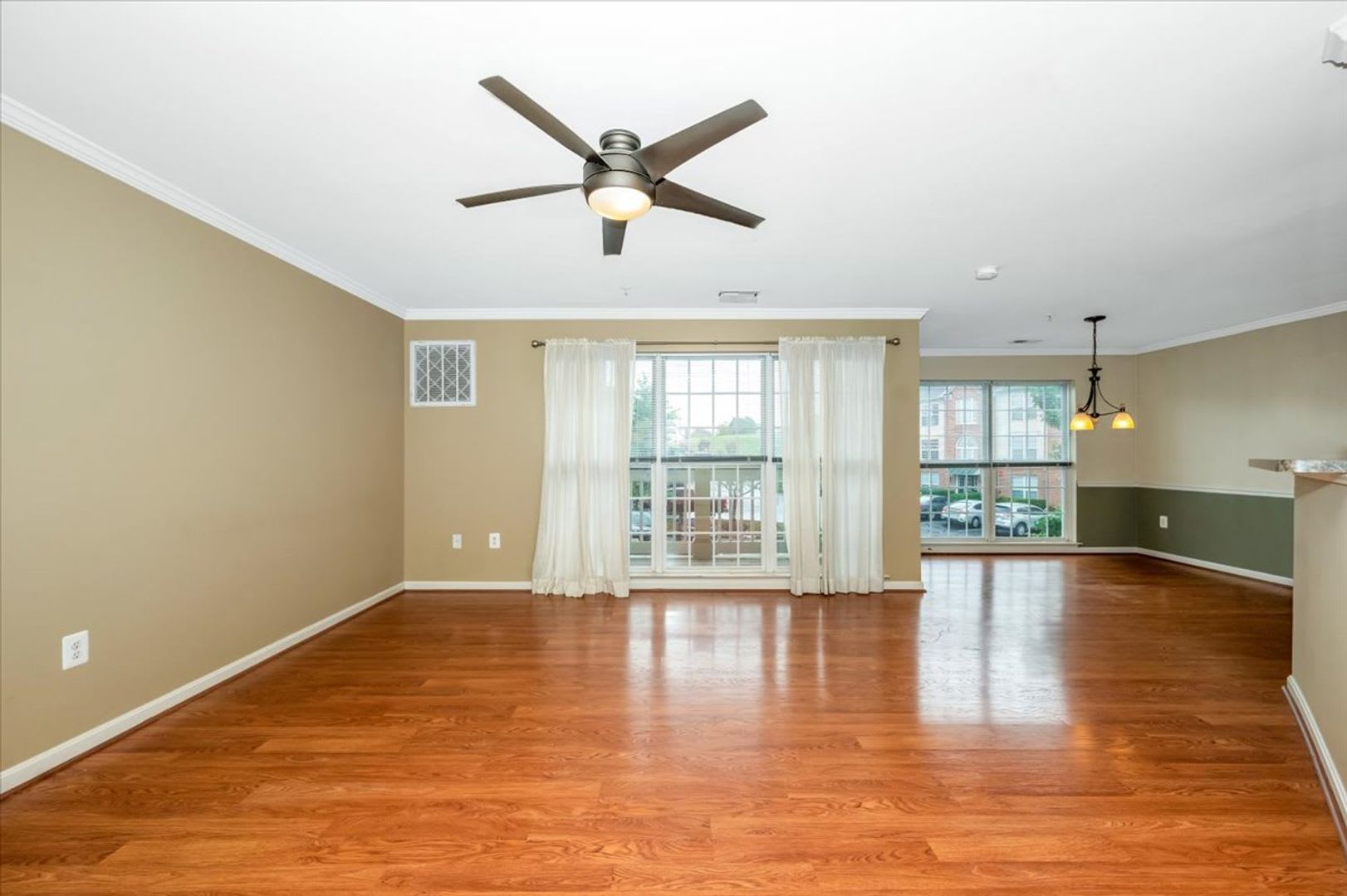 Excellent Elevator Condo For Lease – photo 5