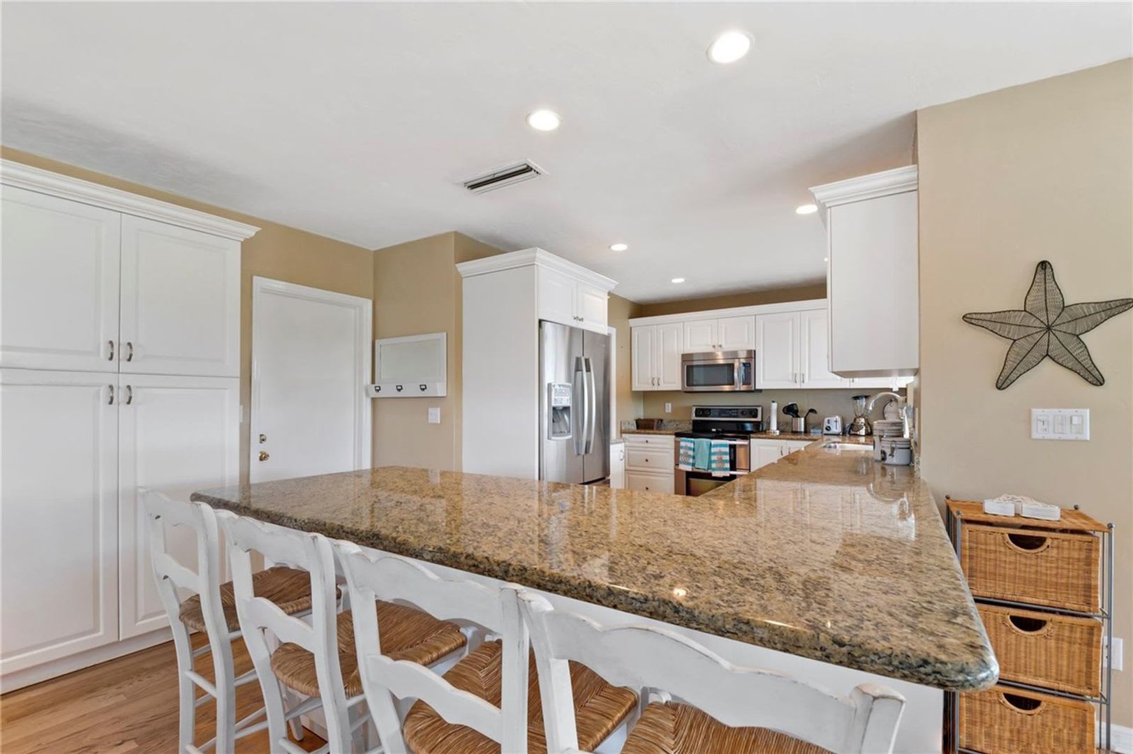 Beautiful home in quiet neighborhood – photo 2