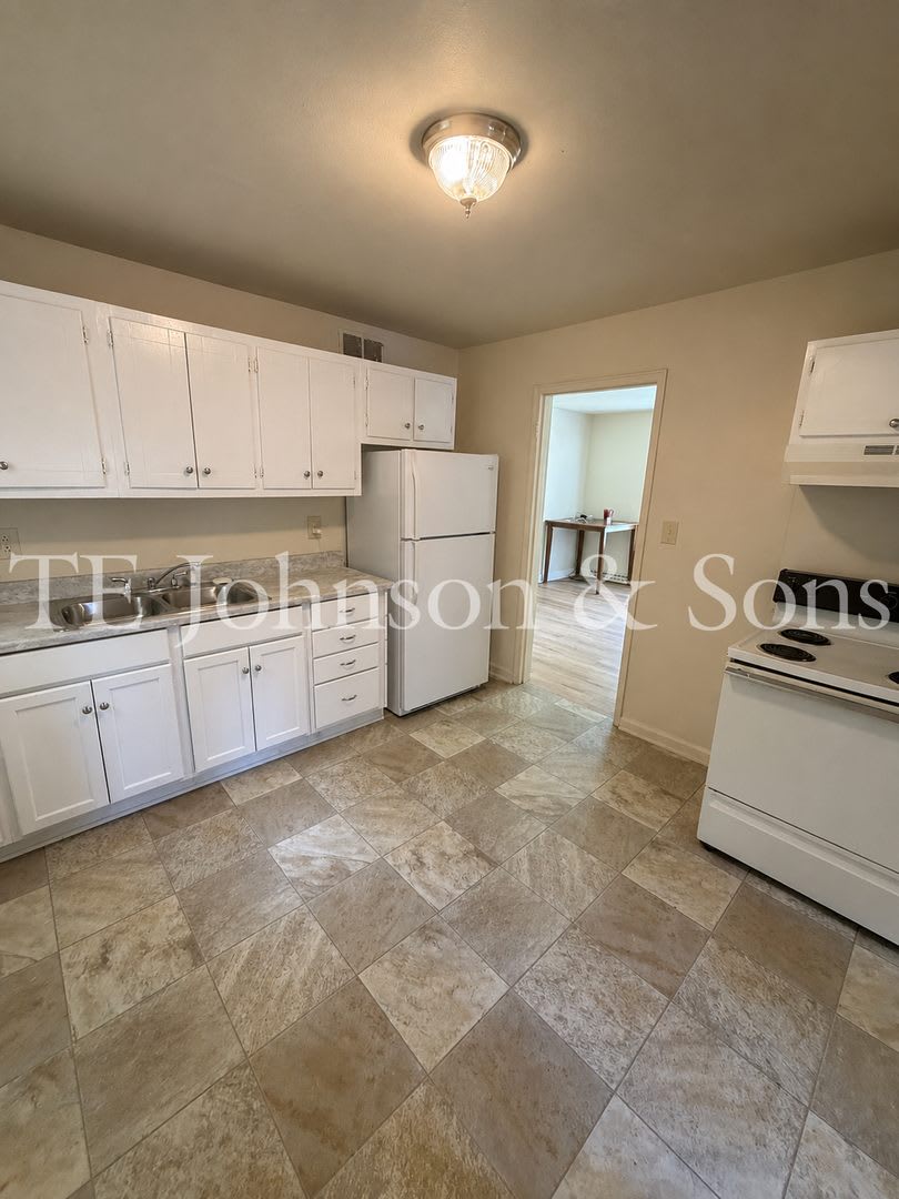 Charming Home with Built-In Bookshelves & Central HVAC – photo 4