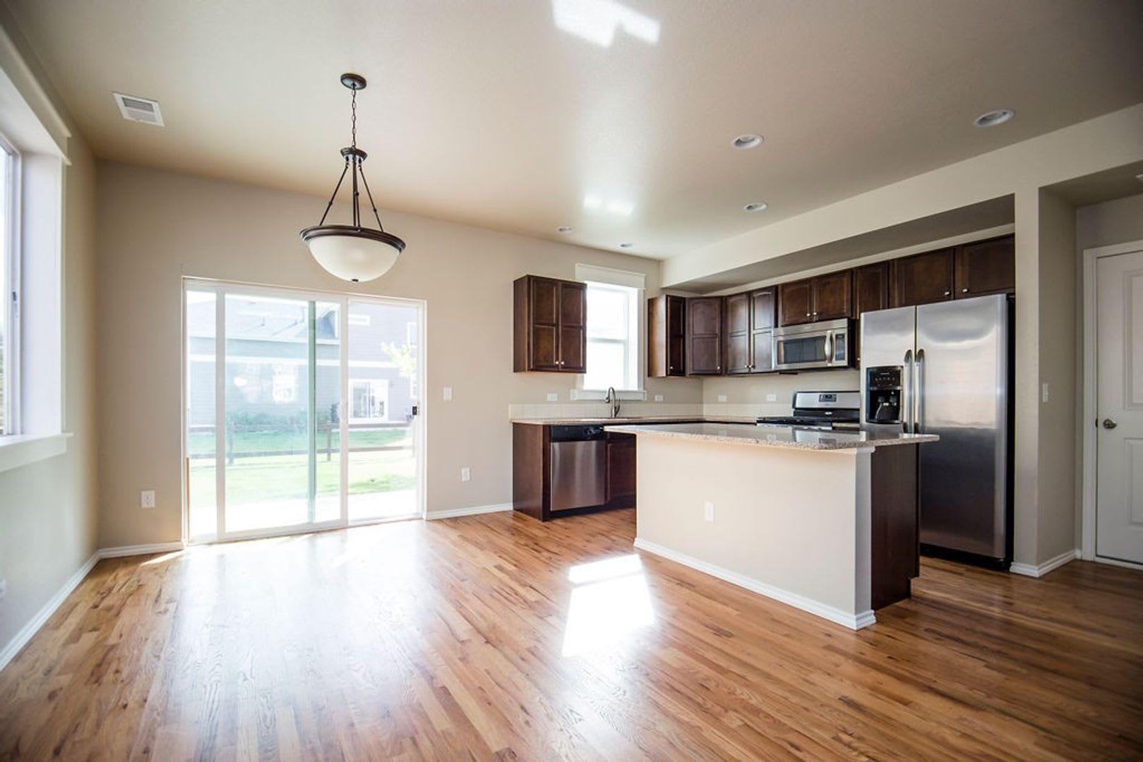 Spacious 3 Bedroom Single-Family Home with Modern Features – photo 5