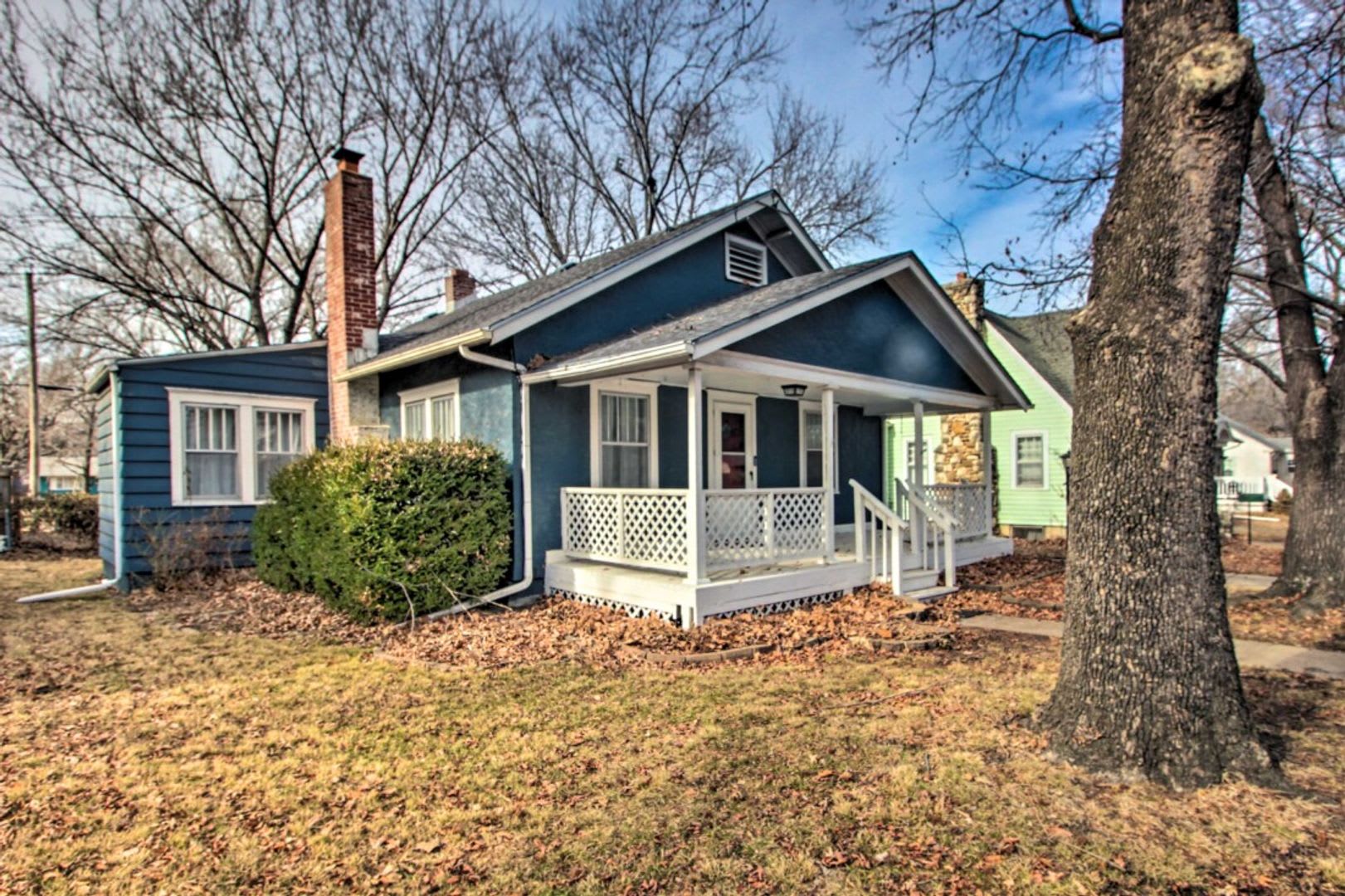 Newly remodeled, fully furnished adorable bungalow in a great location! – photo 2