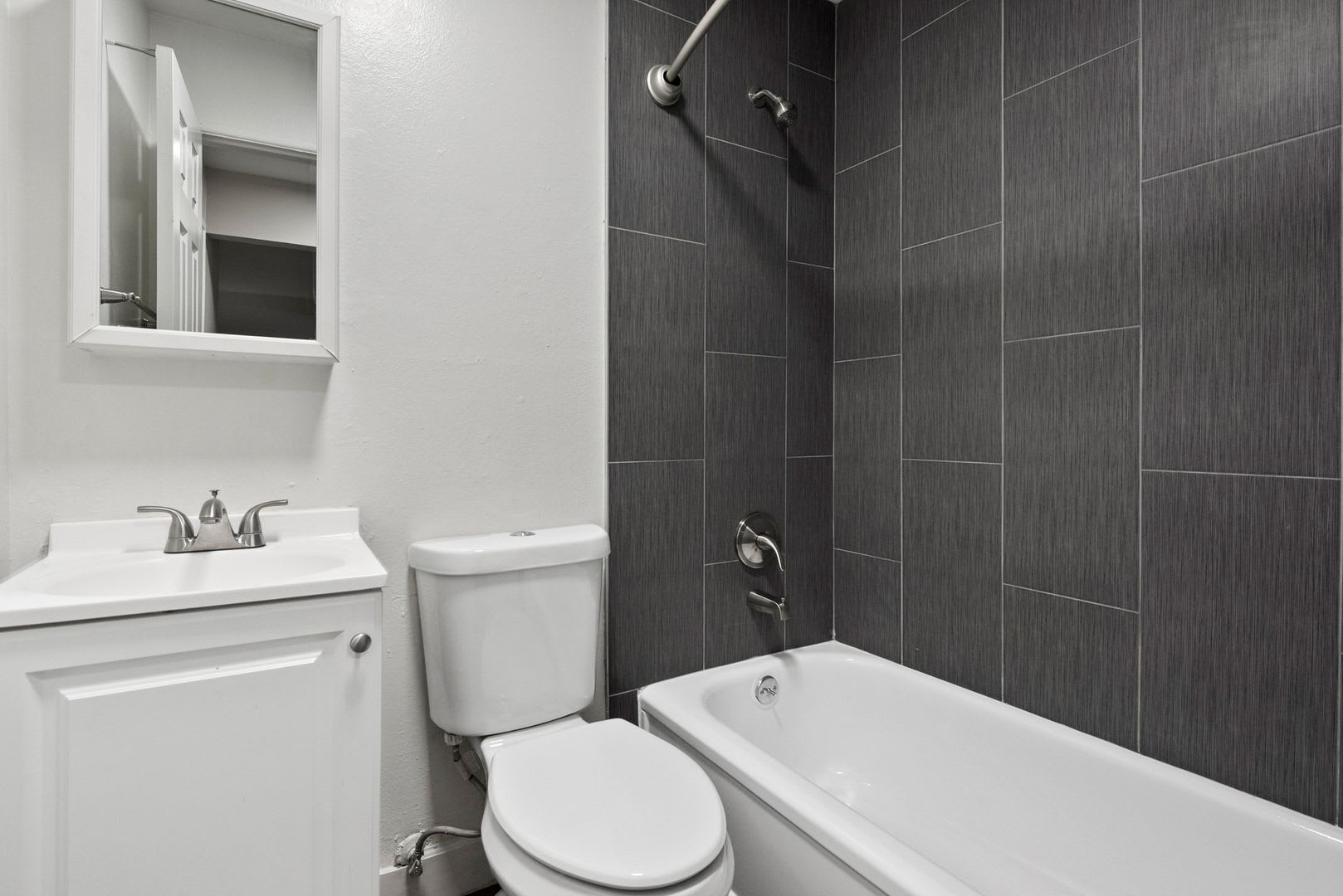 Beautiful Remodeled Apartments – photo 5