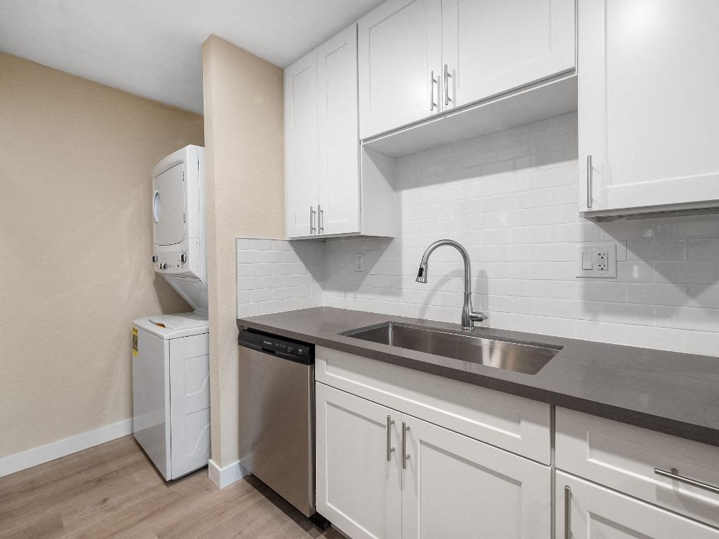 Sunset Cliffs Apartments – photo 2