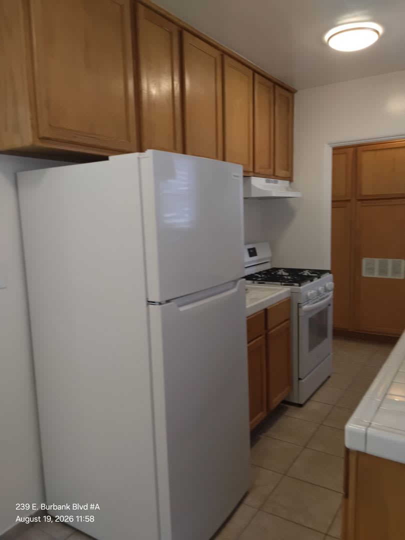 Bright & Spacious Unit in the Heart of Burbank – Utilities Included! – photo 2