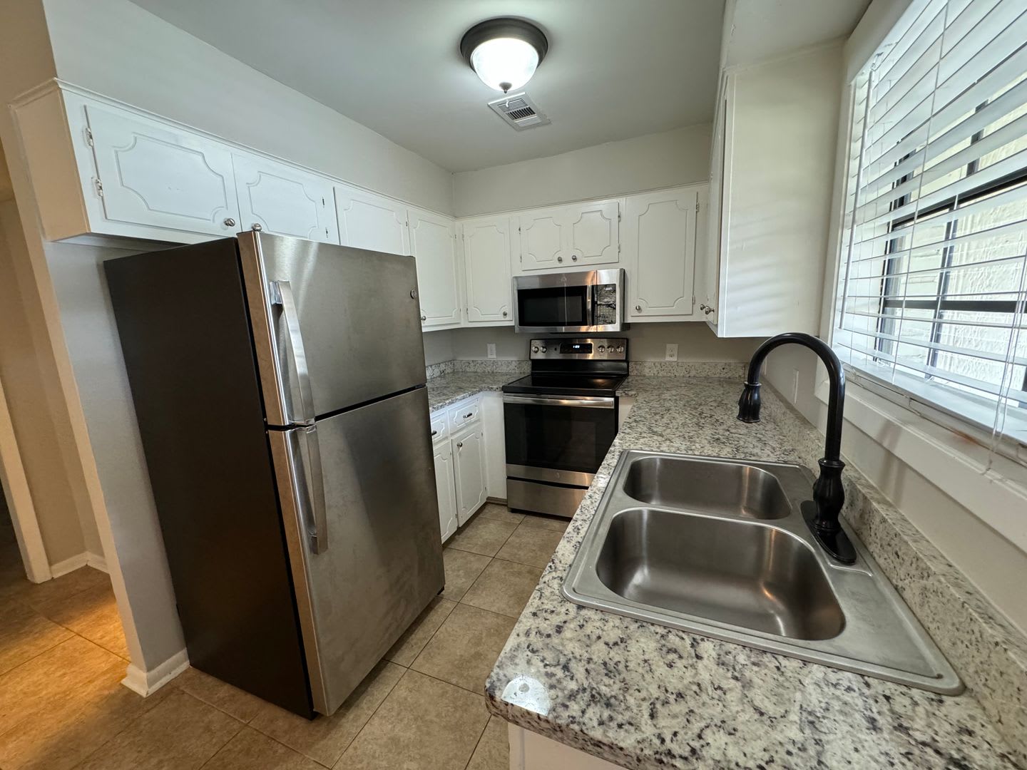 Excellent Location! 3 Bed 2.5 Bath Townhouse! – photo 5