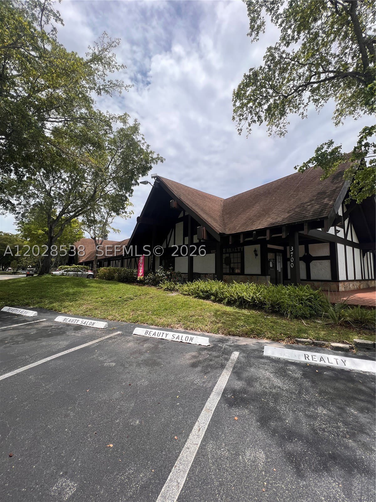 3760 Inverrary Dr – photo 4