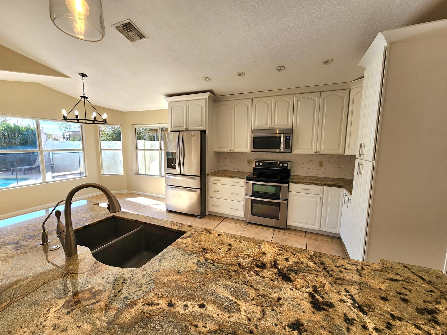 3 Bedroom/2 Bath In Phoenix! No HOA & Private Pool – photo 5