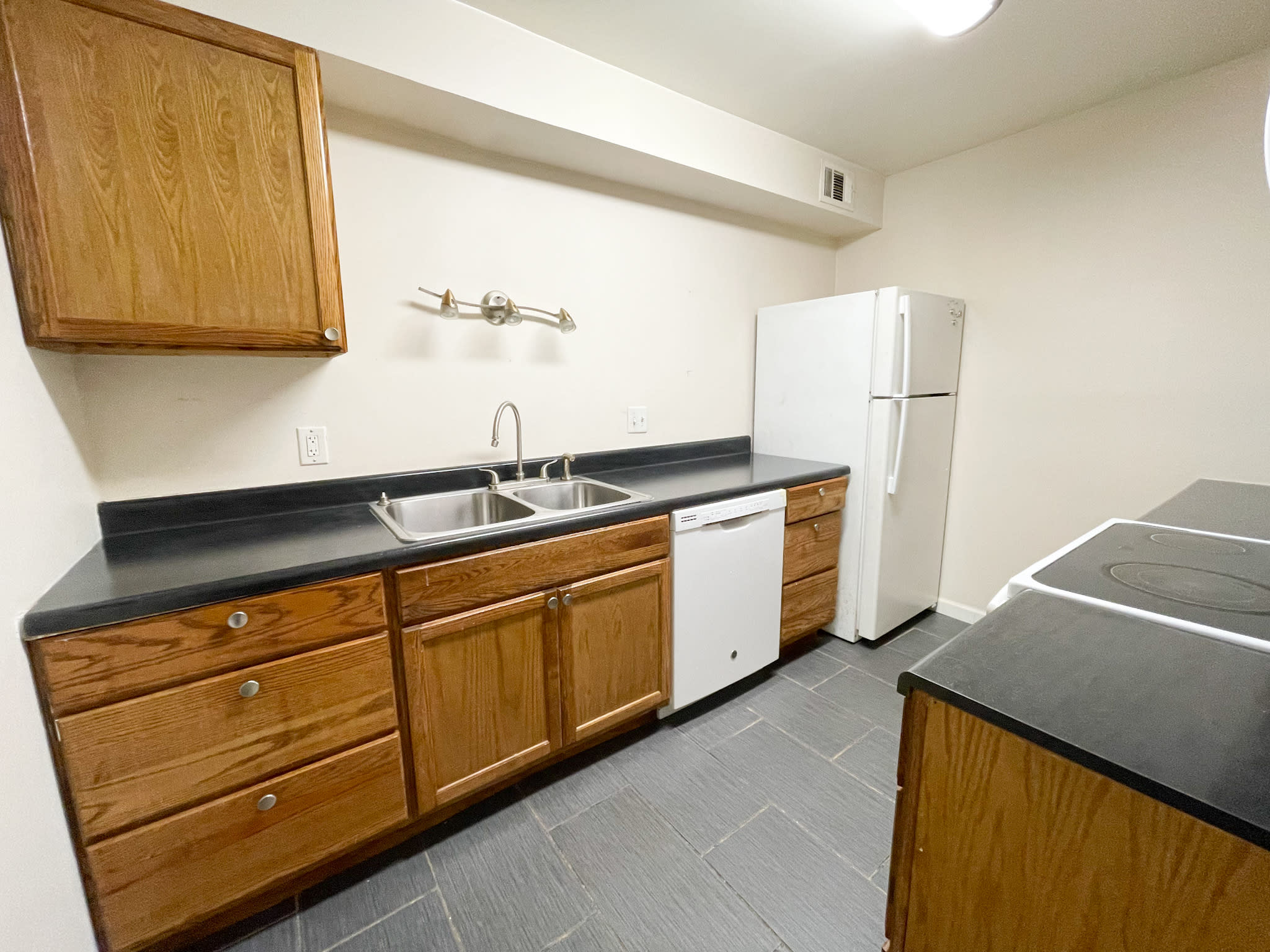425 Cambout St – photo 5