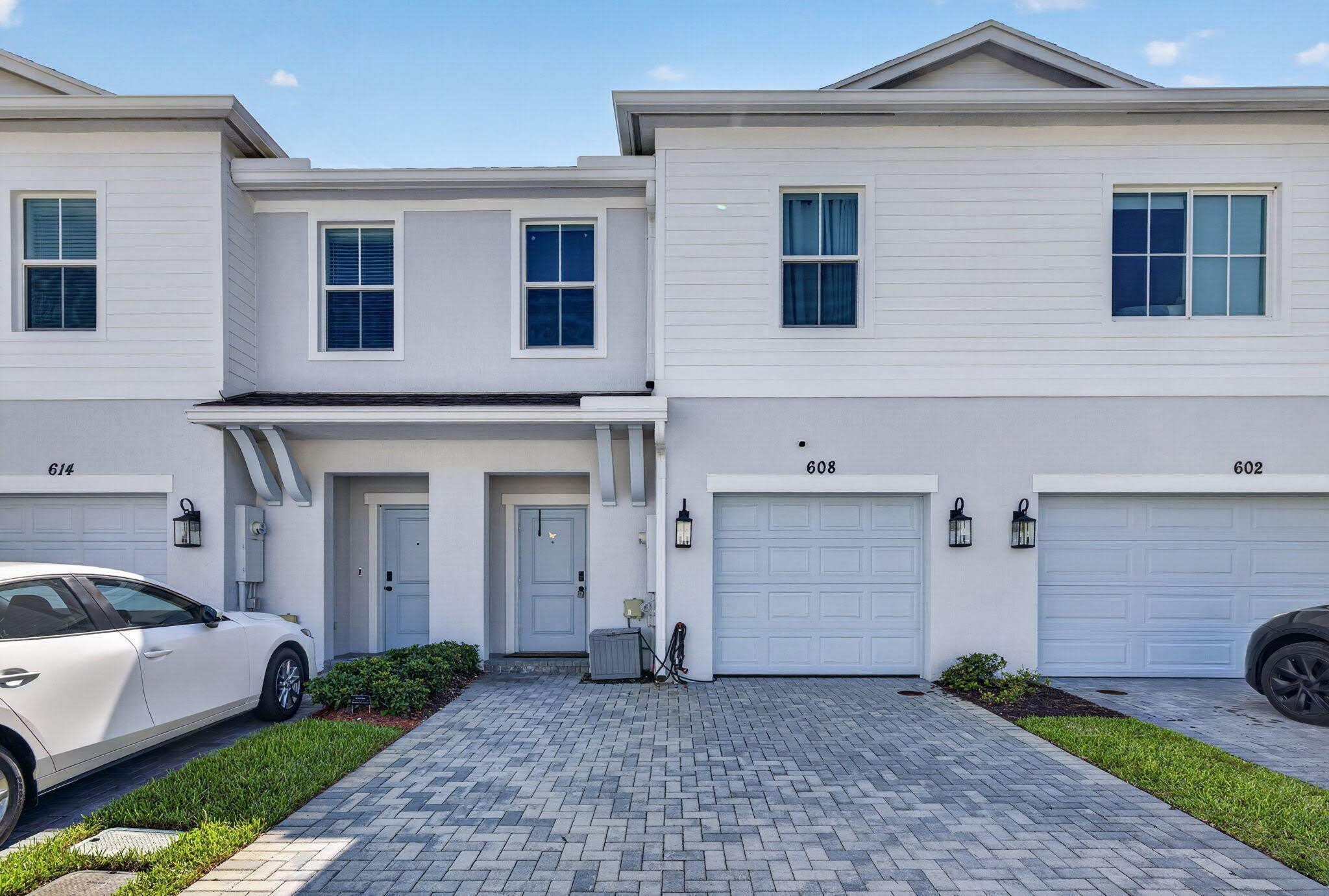 608 NE WATERS EDGE Lane – photo 1