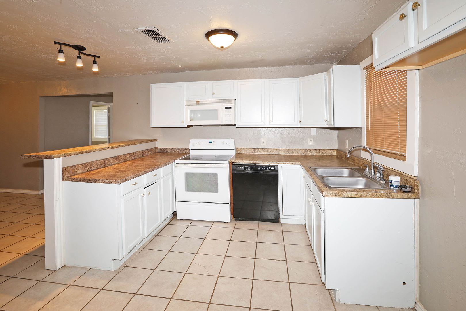Great 3/2 in Southlawn – photo 5