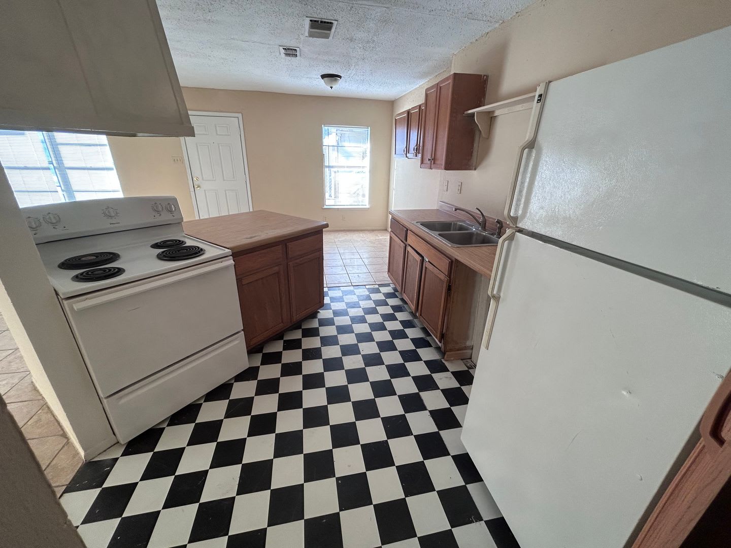 Pet-Friendly 2BR Home with Fenced Front & Backyard! – photo 5