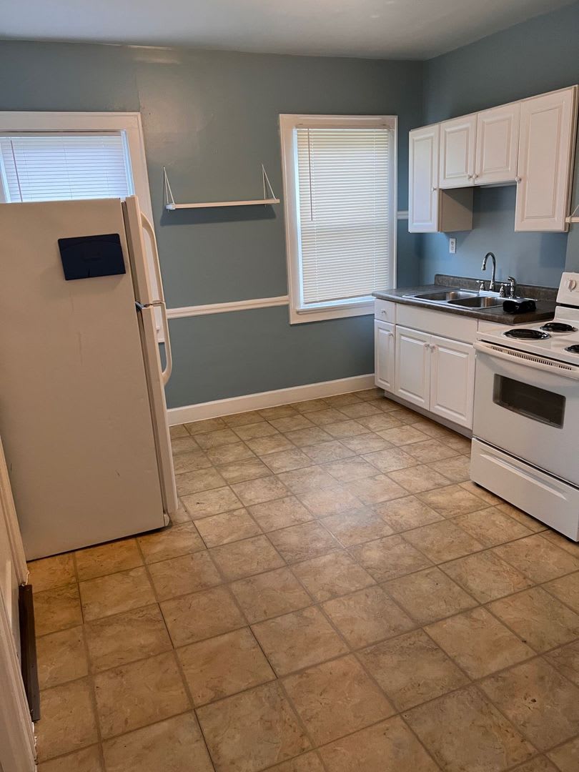 Large Spacious 4 Bedroom UPPER with Large Living Room and Dining Area!! – photo 5