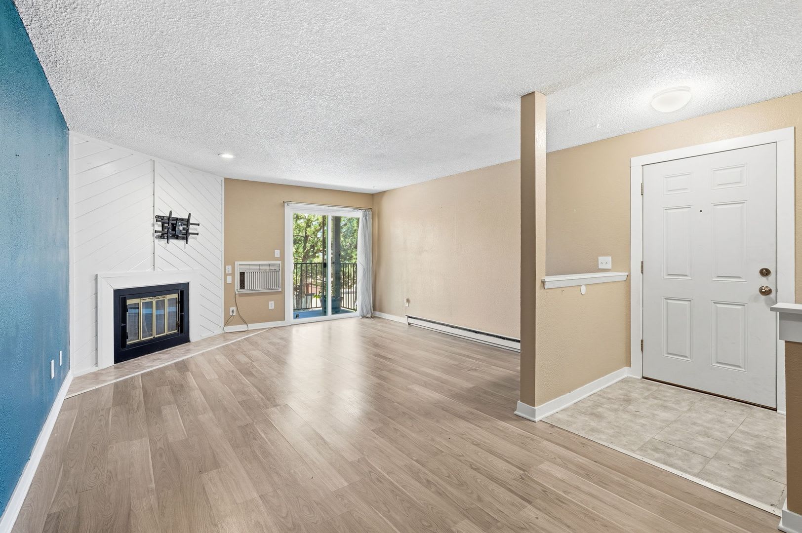 Move in Ready 2bed 2bath in Cherry Creek Schools – photo 3