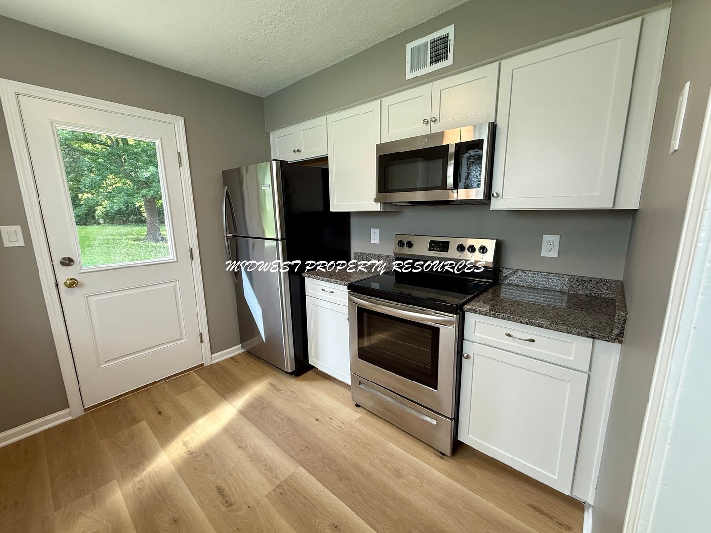 Large Updated 3 Bedroom 2 Bath Duplex In Lee S Summit – photo 3