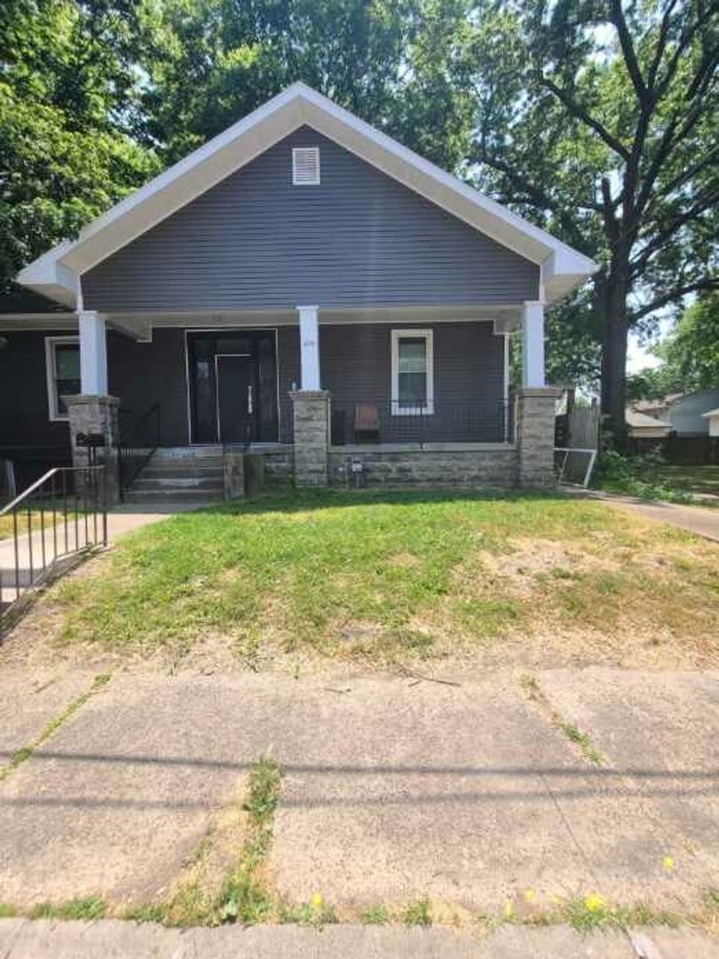 Nice Super Large 3 Bedroom, 1 Bath House with Fenced-in Back Yard – photo 2