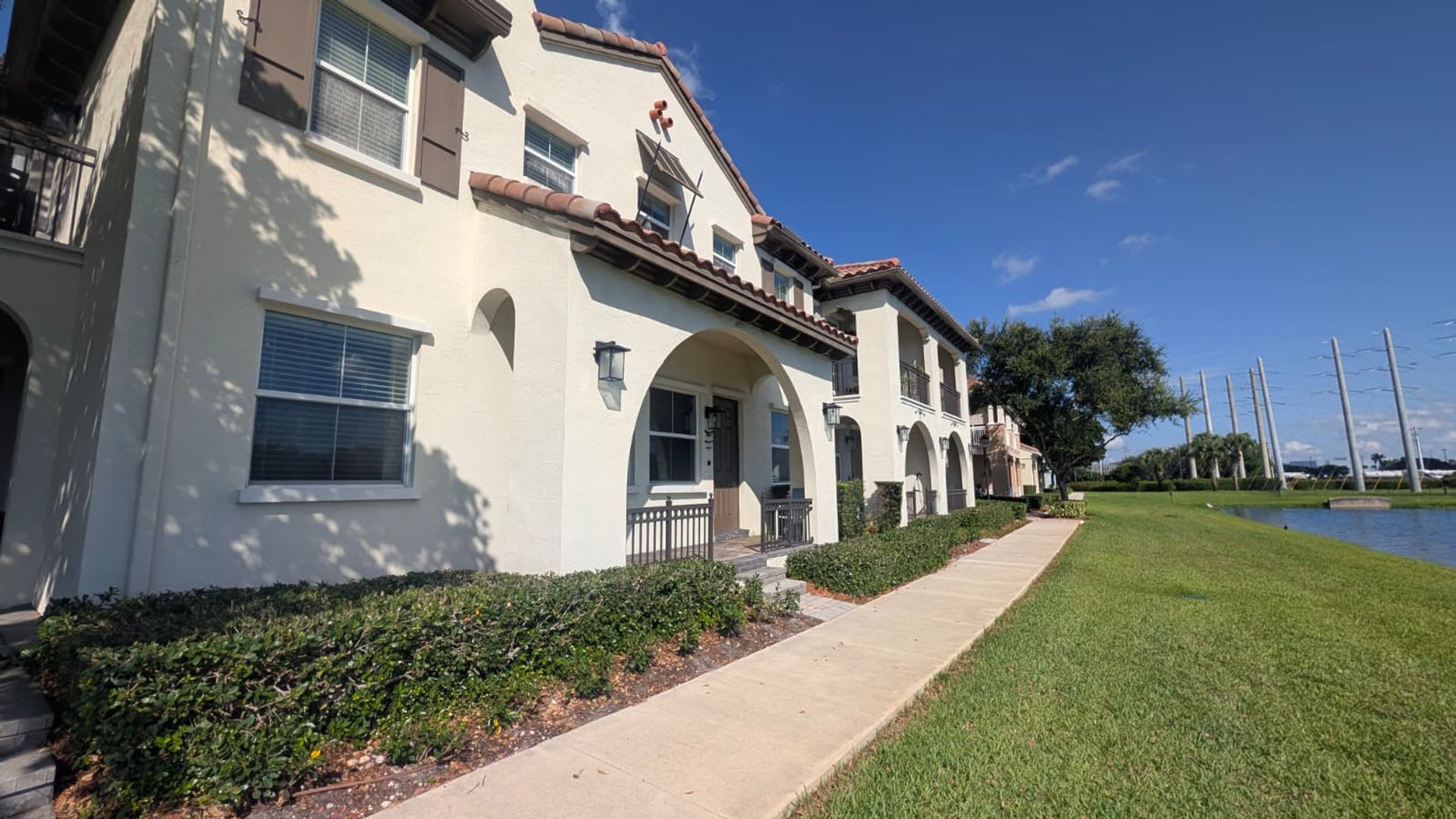 Spacious 3BR Townhome in Monterra – photo 1