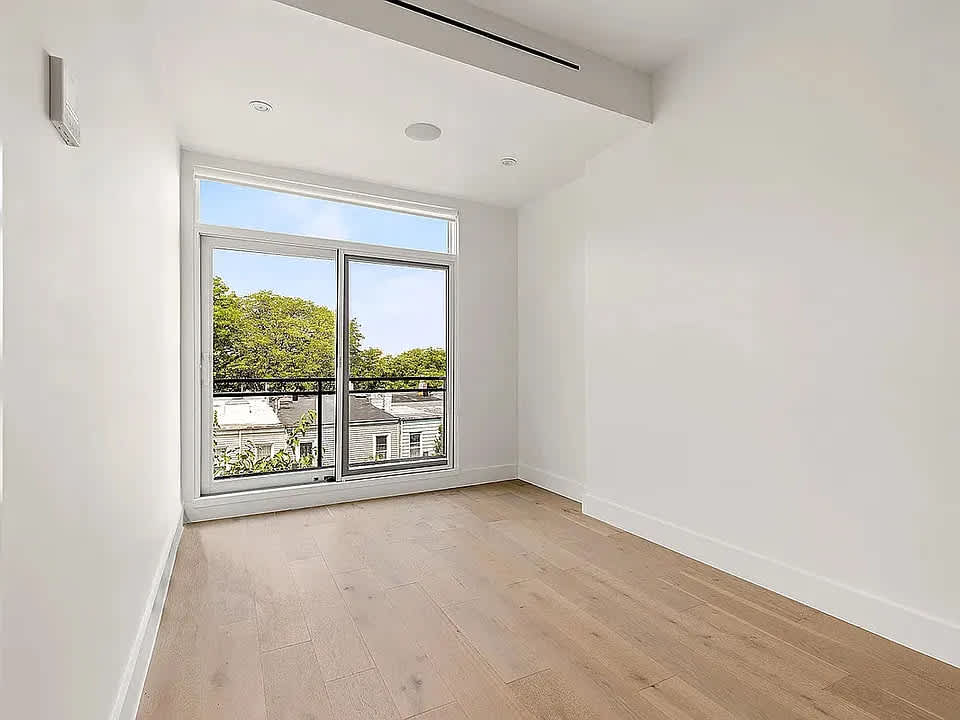 1133 Halsey St – photo 2