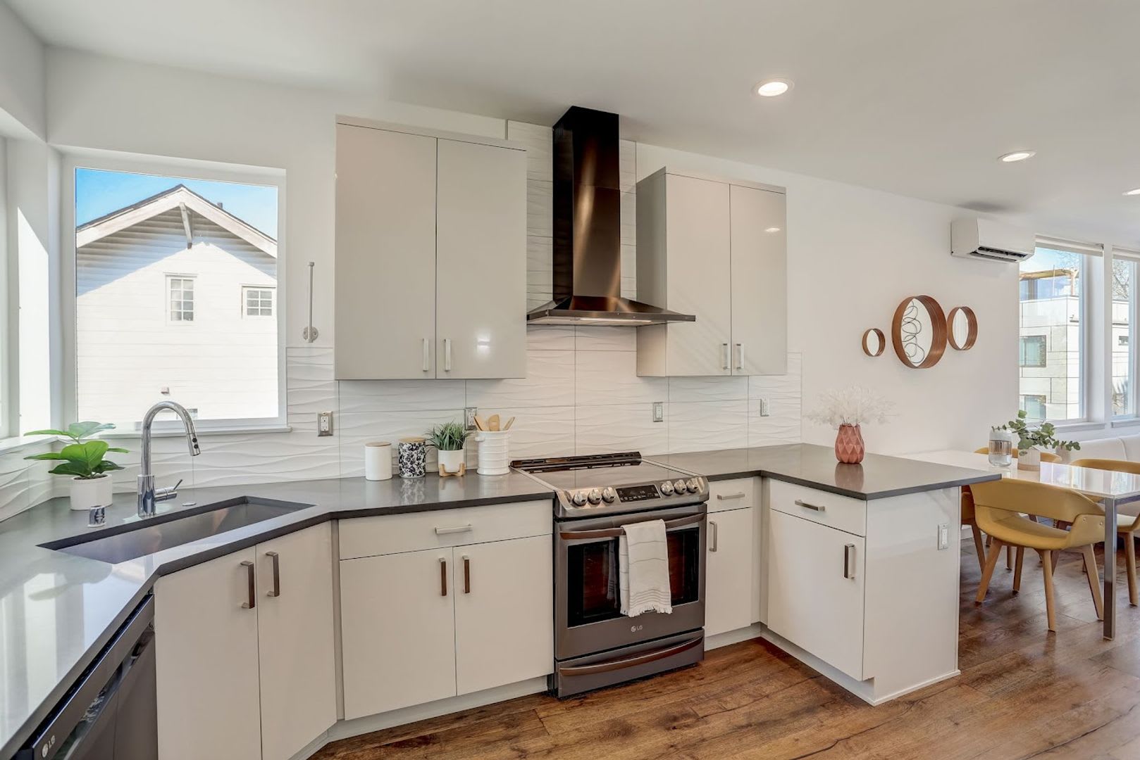 Modern Townhome on Beacon Hill! – photo 4
